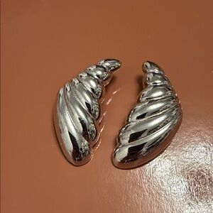 Vtg Chucky Silver Tone Shell Clip-On Earrings